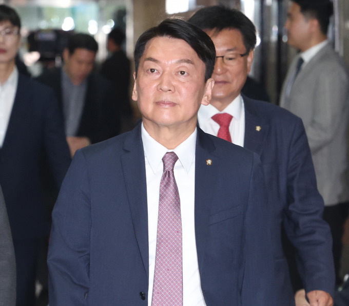 안철수 국민의힘 의원(경기 성남분당갑)이 지난 22일 공식 석상에서 기자들의 질문을 받은 윤석열 대통령의 모습에 대해 "정말 오랜만에 기자 분들의 질문에 진솔하게 답을 하는 그런 모습이 참 보기가 좋았다"고 밝혔다. 사진은 안 의원이 지난 15일 서울 여의도 국회에서 열린 4선 이상 국회의원 당선인 간담회에 참석하는 모습. /사진=뉴시스(공동취재) 