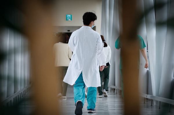 대통령 직속 의료개혁 특별위원회(특위)에 의료계가 불참 의사를 표하며 의료계가 빠진 반쪽짜리 특위가 구성될 것이라는 우려가 나온다. 지난 8일 서울 시내 대학병원에서 의료진들이 이동하고 있다. /사진=뉴스1