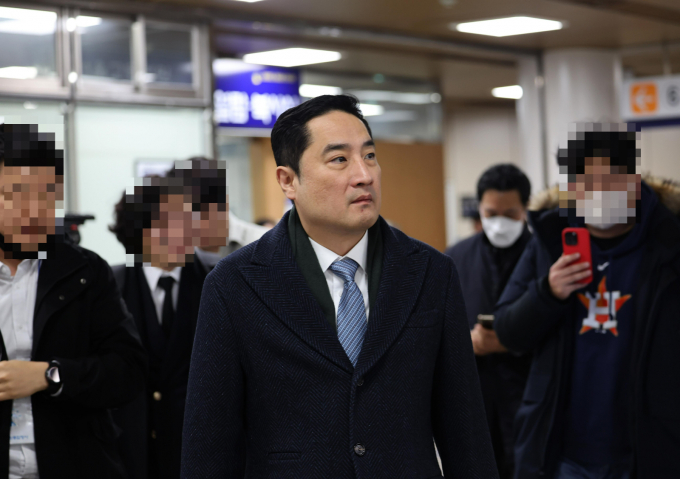 강용석 변호사, 김세의 가세연 대표가 "조민 포르쉐 타고 다닌다"고 주장해 명예훼손 혐의 재판 2심에서 무죄를 선고받았다. 사진은 강 변호사가 지난해 12월6일 서울 서초구 서울중앙지방법원에서 1심 선고 공판을 마치고 법원 밖으로 나서는 모습. /사진=뉴시스