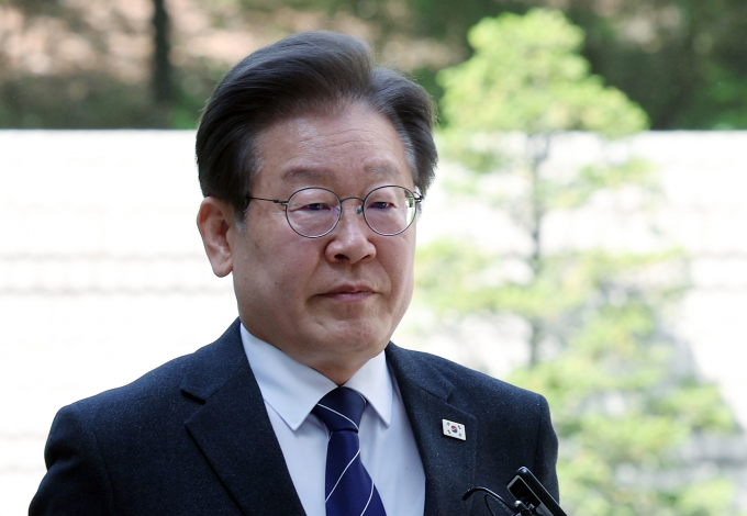 이재명 더불어민주당 대표가 23일 이화영 전 경기도 평화부지사가 폭로한 '검찰청 술파티 의혹'에 대해 "검찰이 말을 바꾸고 있다"고 말했다. 사진은 이 대표가 23일 서울 서초구 서울중앙지방법원에서 열린 '대장동 배임·성남FC 뇌물' 관련 특정범죄가중처벌등에관한법률위반(뇌물) 등 공판에 출석하는 모습. /사진=뉴스1