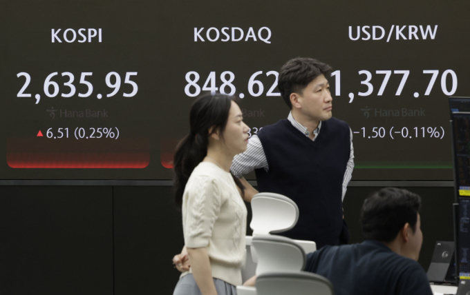 23일 서울 중구 하나은행 딜링룸에서 딜러들이 업무를 보고 있다./사진=뉴시스 /사진=최동준