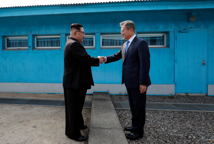 2018년 4월27일 판문점에서 남북 정상이 회담을 열었다. 사진은 군사분계선에서 처음 만나 악수를 하는 당시 문재인 대통령(오른쪽)과 김정은 국무위원장. /사진=머니투데이(한국공동사진기자단)