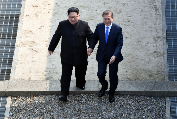  문 대통령과 김 위원장이 손을 잡고 군사분계선을 넘었다. 사진은 판문점에서 손을 잡고 군사분계선을 넘어 북측 지역에 갔다 다시 남측지역으로 향하는 문재인 대통령(오른쪽)과 김정은 국무위원장. /사진=머니투데이(한국공동사진기자단)