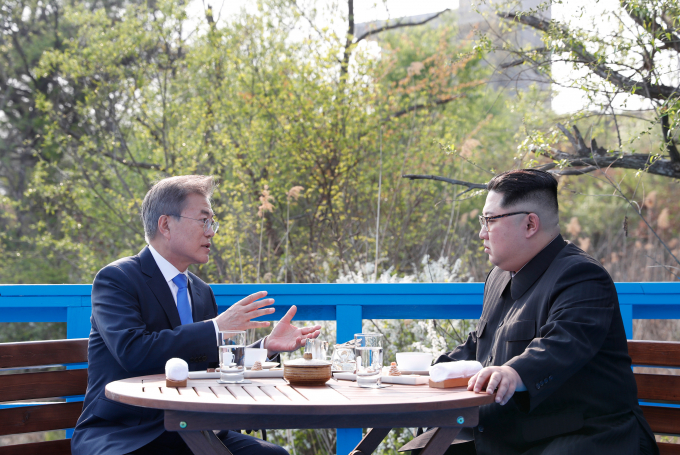 문 대통령과 김 위원장은 도보다리를 거닐며 예정에 없던 공개 밀담을 30분 동안 나눴다. 사진은 도보다리 위에서 담소를 나누는 문 대통령과 김 위원장. /사진=머니투데이(한국공동사진기자단)