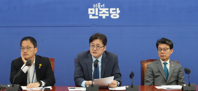 국민의힘과 더불어민주당 원내대표가 23일 다음달 본회의 개의와 관련한 협상을 한다. 사진은 홍익표 민주당 원내대표(가운데)가 23일 서울 여의도 국회에서 열린 원내대책회의에서 발언하는 모습. /사진=뉴스1