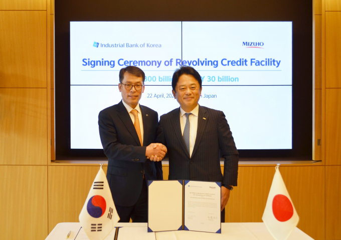 지난 22일 일본 도쿄 미즈호은행 본사에서 열린 커미티드라인 계약 체결식에서 김성태 IBK기업은행 은행장(왼쪽)과 카토 마사히코(Kato Masahiko) 미즈호은행 은행장(오른쪽)이 기념촬영을 하고 있는 모습./사진=IBK기업은행
