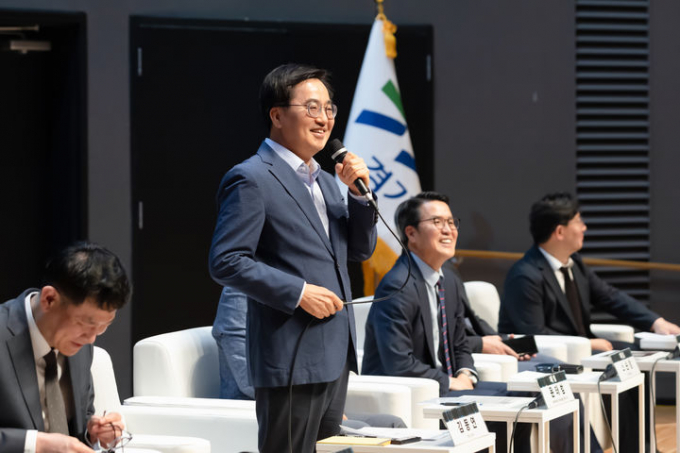 김동연 경기도지사가 22일 오후 경기도청 다산홀에서 열린 정책과 대화 제2차 포럼에서 패널들 질의에 답변을 하고 있다. / 사진제공=경기도
