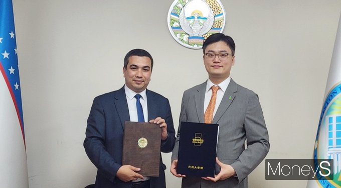 김동진 광주대학교 총장(오른쪽)과 커지에브 머신 타지에비츠 굴리스탄 국립대총장은 최근 양 대학 교육협력을 위한 업무협약을 체결했다/사진=광주대학교 제공.