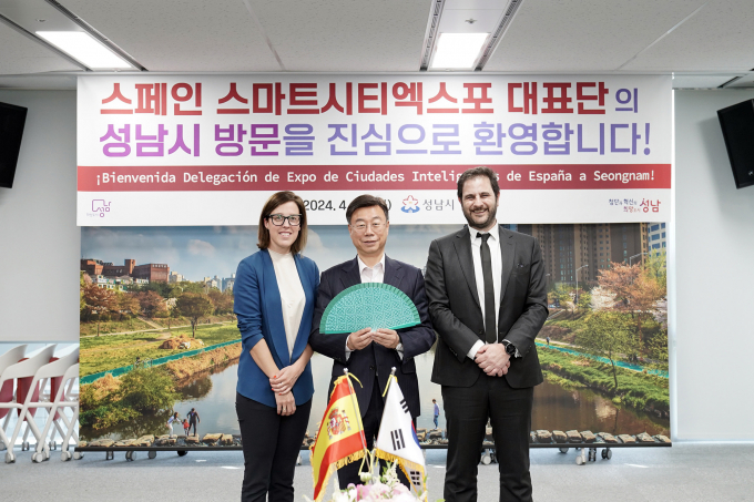 신상진 시장(가운데)이 23일 시청을 방문한 피라 바르셀로나 우고 발렌티 사장(오른쪽) 등 스페인스마트시티 엑스포 대표단과 함께 기념품을 들고 기념사진을 찍고 있다. / 사진제공=성남시