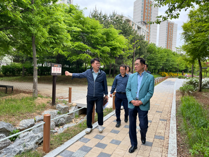 정장선 평택시장(오른쪽)이 지난 22일 이강희 환경국장을 비롯한 관계 공무원과 함께 스마트 그린도시(물순환) 조성 사업 현장을 점검하고 있다. / 사진제공=평택시