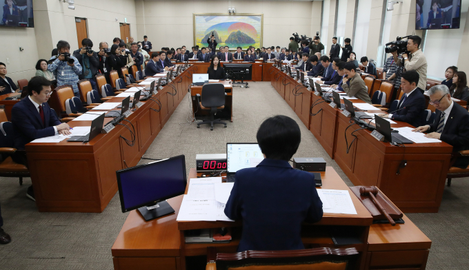국회 정무위원회 소속 국민의힘 의원들이 23일 야당이 단독으로 가맹사업거래공정화에 관한 법률(가맹사업법)과 민주유공자예우에관한법률(민주유공자법)의 본회의 직회부를 결정하자 비판했다. 사진은 이날 서울 여의도 국회에서 열린 정무위원회 전체회의가 진행되는 모습. /사진=뉴스1