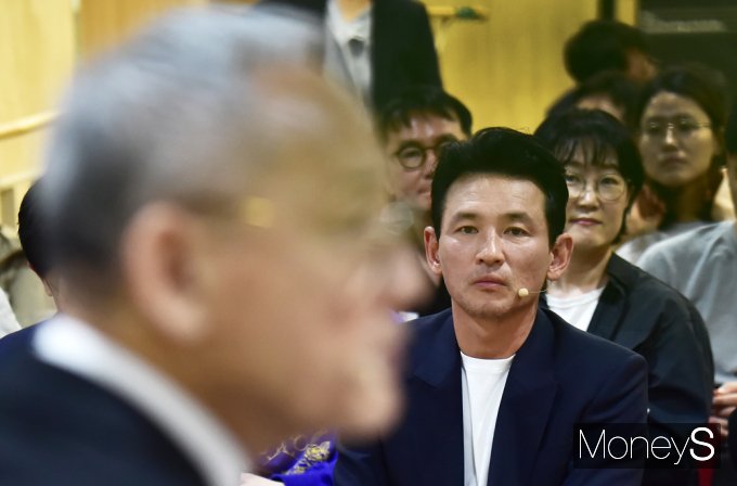 ▲ 유인촌 장관의 환영 메시지 경청하는 배우 황정민