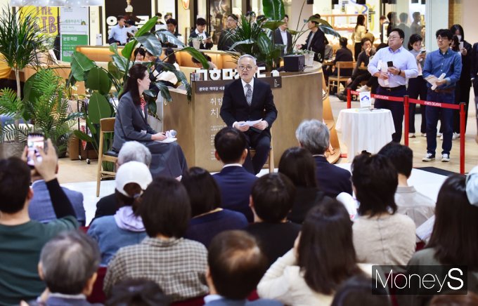 ▲ 책의날 관련 환영메시지 전하는 유인촌 장관