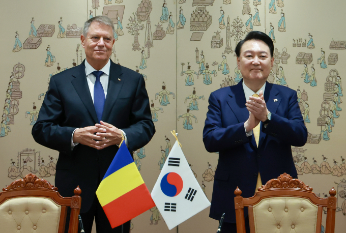 윤석열 대통령과 클라우드 요하니스 루마니아 대통령이 23일 총 5건의 협정 및 양해각서(MOU)를 체결했다. 사진은 윤 대통령(오른쪽)과 요하니스 루마니아 대통령이 23일 서울 용산 대통령실 청사에서 열린 한·루마니아 MOU 서명식에서 박수치는 모습. /사진=뉴시스(대통령실통신사진기자단)