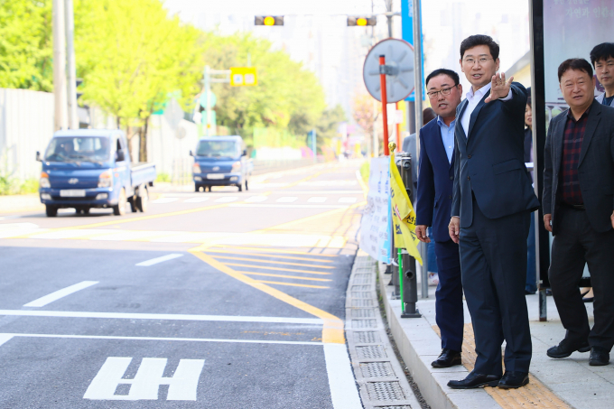  이상일 용인특례시장이 22일 성산초 관계자들과 보평역·장애인종합복지관 버스정류장을 방문해 체험학습 버스 정차 구역을 확인하고 있다. / 사진제공=용인특례시