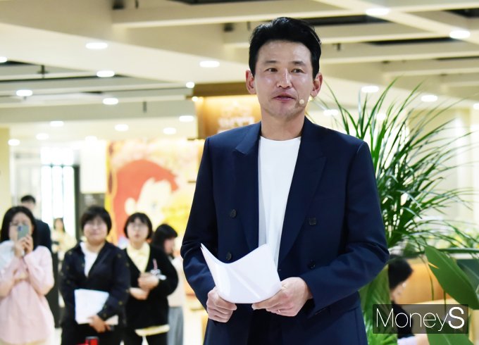 [머니S포토] 황정민, 세계 책의 날 맞아 '맥베스' 낭독