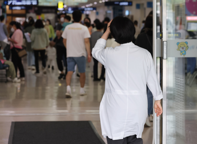 서울대병원 소아신장분과 교수 2명이 병원을 떠나겠다는 입장을 밝히며 환자들의 불안이 가중되고 있다. 지난 23일 서울의 한 어린이병원에서 의사가 이동하고 있다. /사진=뉴시스