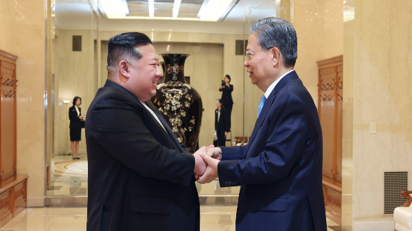 자오러이 중국 전국인민대표대회 상무위원장이 오는 7월 러시아를 공식 방문한다. 사진은 지난 13일 북한을 방문해 김정은 국무위원장을 만난 자오러지(오른쪽) 상무위원장. /사진=뉴시스