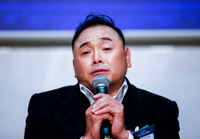 국민 마라토너 이봉주가 황영조 국제마라톤대회에 참가해 약 150m가량을 달렸다. 사진은 지난 2022년 대한민국 스포츠영웅 헌액식에서 소감을 말하고 있는 이봉주. /사진= 뉴시스