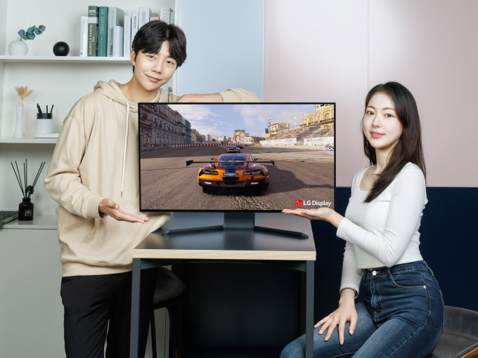 LG디스플레이 모델이 '31.5인치 게이밍 OLED 패널'을 소개하고 있다. / 사진=LG디스플레이