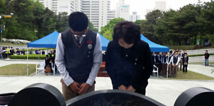 대구 상인동 가스 폭발 사고로 인해 공사 현장 인근 학교에 등교하던 중·고등학생들의 피해가 유독 컸다. 사진은 지난 2015년 4월28일 대구 상인동 가스폭발사고 20주년 추모행사에서 영남중학교 교장과 학생대표가 헌화 분향하는 모습. /사진=뉴스1