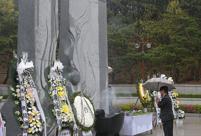 대구 상인동 가스 폭발 사고를 유발한 (주)표준개발 관계자 9명이 업무상 과실치사상 등의 혐의로 징역 5년을 선고받았다. 사진은 지난 2010년 4월28일 대구시 달서구 월성동 학산공원 '상인동 가스폭발사고 희생자 위령탑'에서 15주기 추모식이 진행되는 모습. /사진=뉴시스
