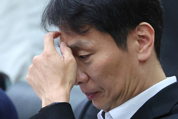 이복현 금융감독원장이 내각 합류설을 재차 부인했다. 이복현 금융감독원장이 18일 오전 서울 여의도 금융투자협회에서 열린 기업과 주주행동주의 상생·발전을 위한 간담회에서 생각에 잠겨 있다./사진=뉴스1  