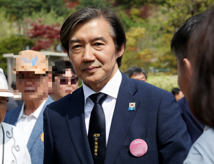 조국혁신당이 교섭단체 20인 기준을 충족하기 어려울 것으로 보인다. 사진은 조 대표가 지난 19일 서울 강북구 국립 4·19 민주 묘지에서 열린 제64주년 4·19 혁명 기념식을 마친 뒤 자리를 이동하는 모습. /사진=뉴스1