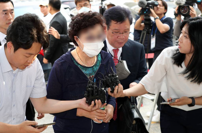 윤석열 대통령의 장모 최은순씨가 가석방 심사를 통과하지 못했다. 사진은 지난 21일 경기도 의정부시 의정부지방법원에서 열린 항소심 선고 공판에 출석하고 있는 최은순씨. /사진= 뉴스1   