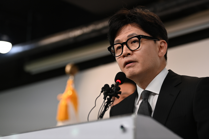 윤석열 대통령과의 오찬을 거절한 한동훈 전 비상대책위원장이 지난주 만찬 회동을 한 것으로 전해진다. 사진은 지난  11일 오전 서울 여의도 중앙당사에서 총선 결과에 따른 위원장직 사퇴 입장을 밝히고 있는 한동훈 전 비대위원장. /사진= 뉴스1   