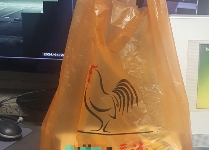 경비원이 치킨을 살 때마다 경비실에 한 마리를 놓고 가는 입주민에 고마움을 전했다. 사진은 경비실 책상에 놓인 치킨. /사진=엑스(X· 옛 트위터) 캡처