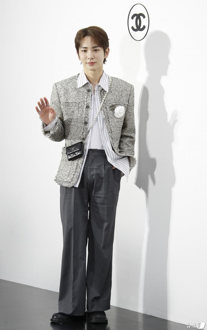 [사진] 샤이니 키, 빛이나는 손 인사