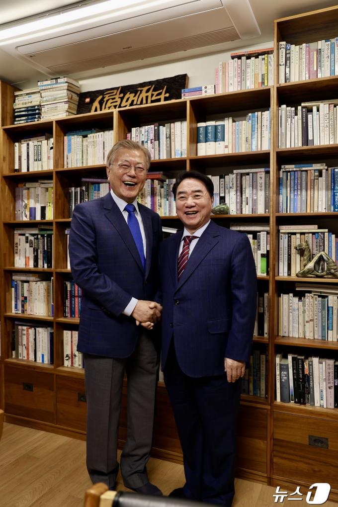 [사진] 문 전 대통령 만난 이석현 새미래 비대위원장