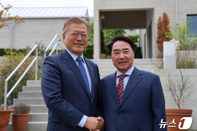[사진] 문재인 전 대통령 만난 이석현 비대위원장