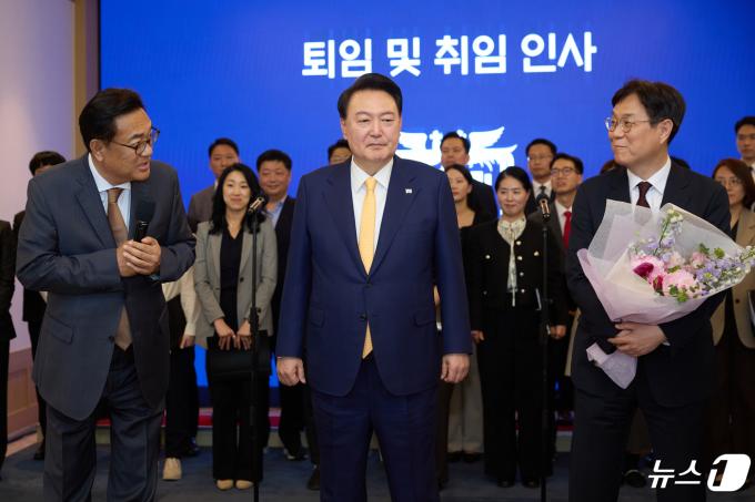 [사진] 정진석 비서실장 취임 인사 듣는 윤 대통령