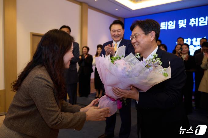 [사진] 퇴임 꽃다발 받는 이관섭 비서실장
