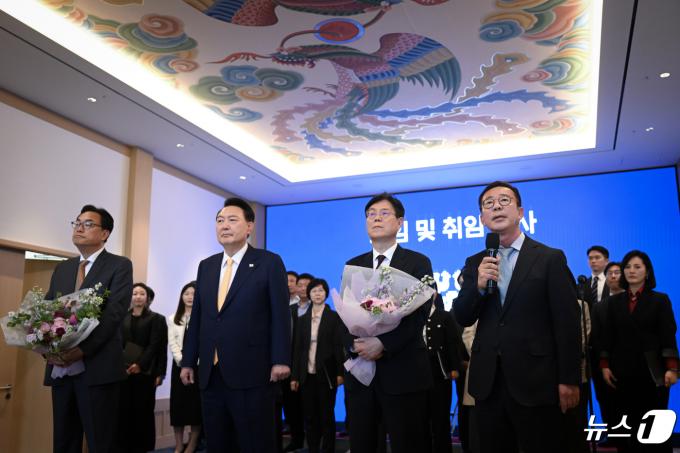 [사진] 홍철호 정무수석 발언 듣는 윤 대통령