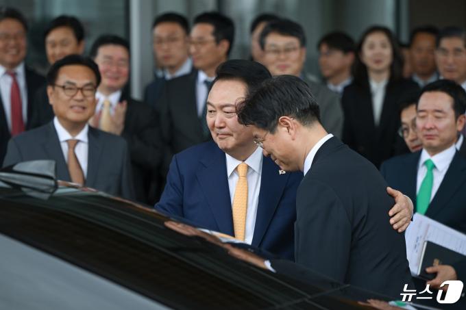 [사진] 배웅하는 윤 대통령