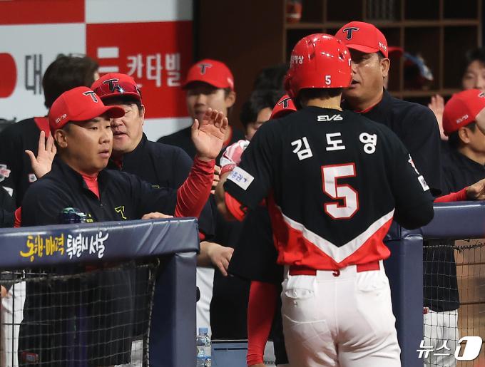 [사진] 이범호 감독의 축하 받는 김도영