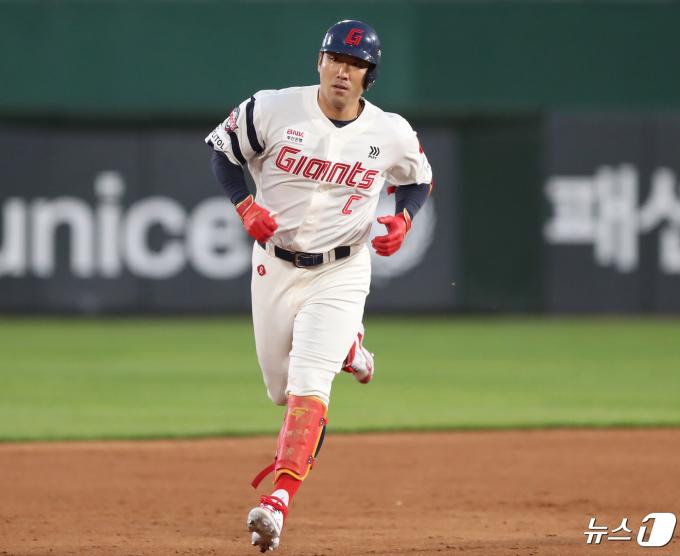23일 오후 부산 사직야구장에서 열린 '2024 신한 SOL 뱅크 KBO리그' 롯데 자이언츠와 SSG 랜더스의 경기, 1회말 2사 주자 1루 상황 롯데 전준우가 2점 홈런을 때린 뒤 그라운드를 돌고 있다. 2024.4.23/뉴스1 ⓒ News1 윤일지 기자