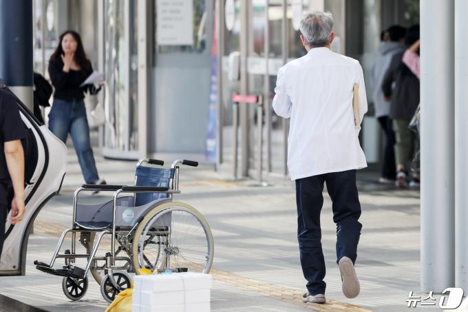 22일 서울의 한 대학병원에서 의료진이 걸음을 옮기고 있다. 2024.4.22/뉴스1 ⓒ News1 민경석 기자