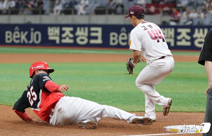 [사진] 김선빈의 안타 때 3루까지 진루하는 이우성