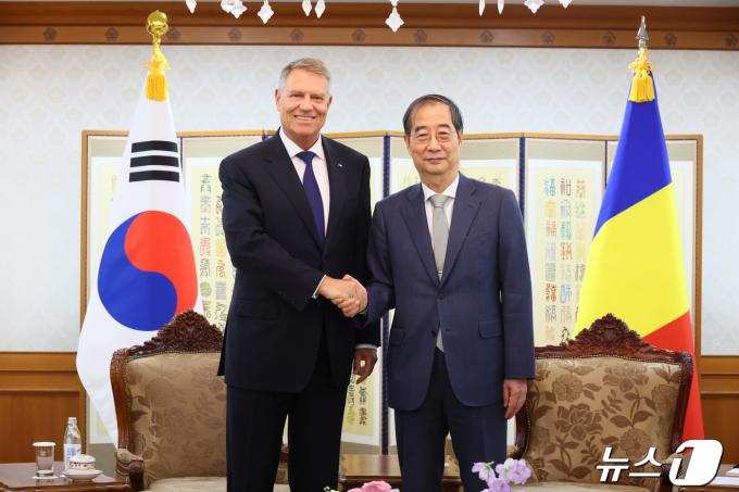 [사진] 루마니아 대통령과 악수하는 한덕수 총리