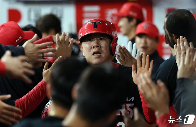 [사진] 동료들과 하이파이브 나누는 이우성