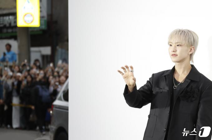 [사진] 세븐틴 호시, 아기 호랑이의 반가운 인사