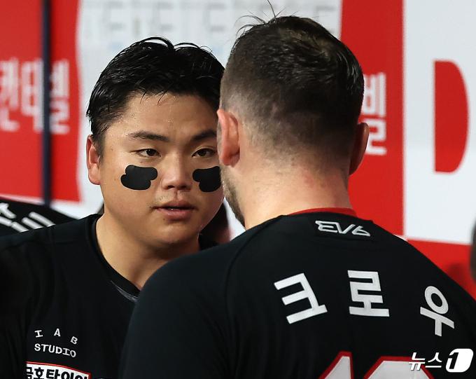 [사진] 크로우와 대화 나누는 한준수