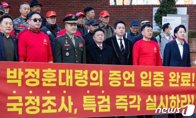 해병대 채 상병 순직사건 수사 이첩 관련 항명 및 상관명예훼손 혐의로 기소된 박정훈 전 해병대 수사단장(대령)이  지난달 21일 오전 서울 용산구 중앙지역군사법원에서 열린 3차 공판 출석에 앞서 이준석 개혁신당 대표와 면담을 마친 후 기자회견장으로 이동하고 있다. 2024.3.21/뉴스1 ⓒ News1 이재명 기자