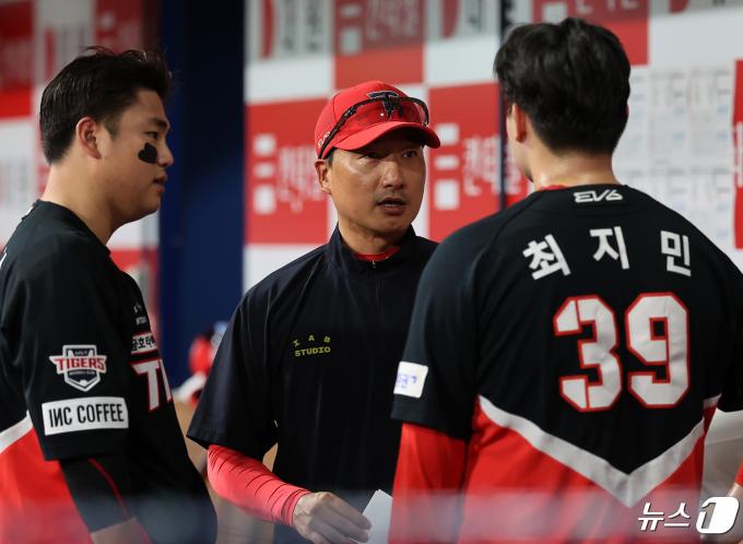 [사진] 정재훈 투수코치, 자신감 있게 던져!