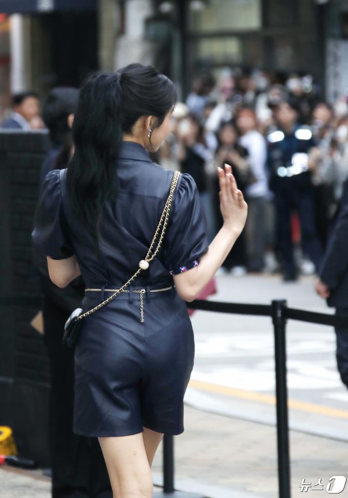 뉴진스 민지 23일 서울 성동구 한 매장에서 열린 패션 브랜드 행사에서 손 인사를 하고 있다. ⓒ News1 권현진 기자