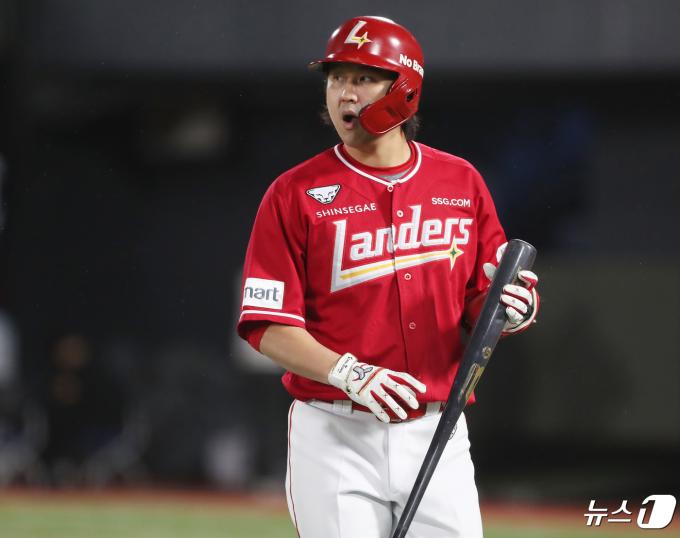 23일 오후 부산 사직야구장에서 열린 '2024 신한 SOL 뱅크 KBO리그' 롯데 자이언츠와 SSG 랜더스의 경기, 3회초 무사 주자 없는 상황 SSG 최정이 삼진을 당한 뒤 더그아웃으로 향하고 있다. 2024.4.23/뉴스1 ⓒ News1 윤일지 기자